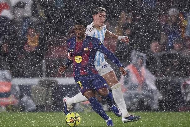 kaiyun官方-暴雨倾泻进诺坎普球场，记者纷纷在媒体席上撑起雨伞工作