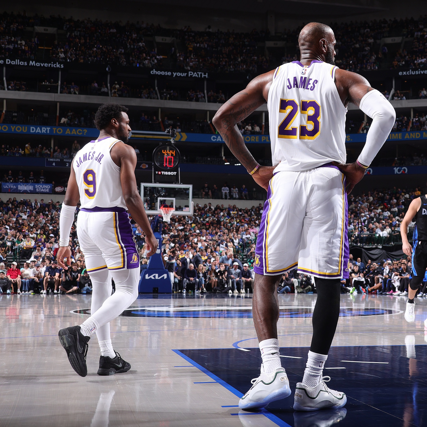 开云-夸梅喊话詹姆斯：为什么布朗尼在你身边就变成了胆小的吉娃娃？